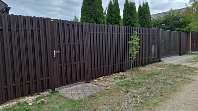 Забор из евроштакетника в шахматном порядке 36